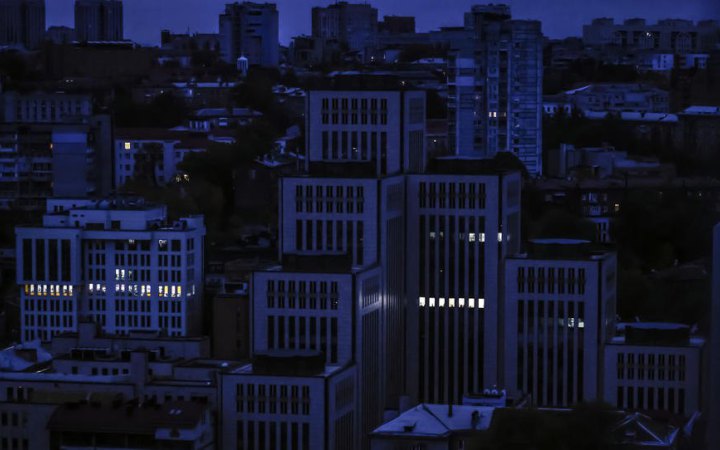 У неділю відключатимуть світло користувачам до чотирьох черг одночасно