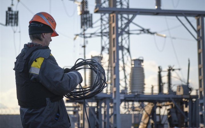 Через обстріли енергетики без світла залишаються люди у трьох областях