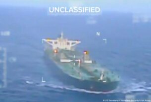 Субмарина РФ супроводужує танкер, за яким стежать США