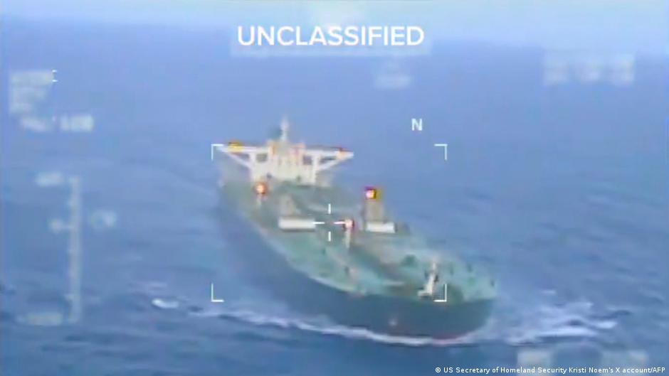 Субмарина РФ супроводужує танкер, за яким стежать США