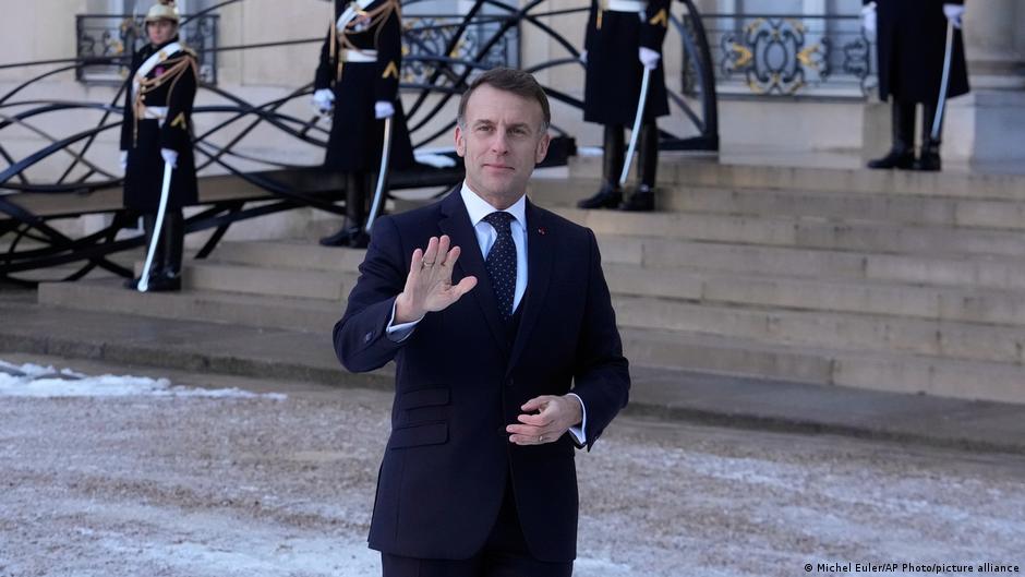 Макрон пообіцяв гідну відповідь європейців на тарифи Трампа