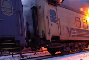 російські дрони ударили по пасажирському потягу із сотнями пасажирів на Харківщині (оновлено)