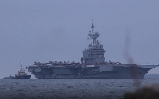 російський дрон намагався наблизитися до авіаносця у Швеції
