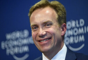 Глава Давоського форуму пішов у відставку через зв’язки з Епштейном