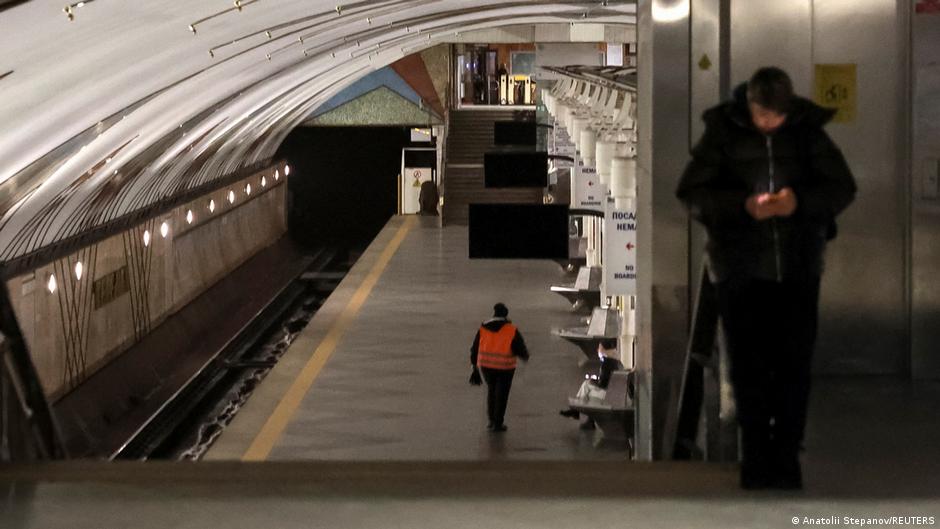 Зупинка метро у Києві: ДСНС вивела з тунелів майже 500 людей