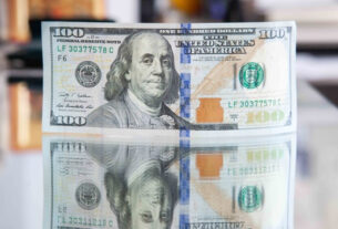 Долар переживає історично слабкі часи через політику Трампа – The Economist