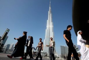 Тисячі людей застрягли на Близькому Сході – Bloomberg