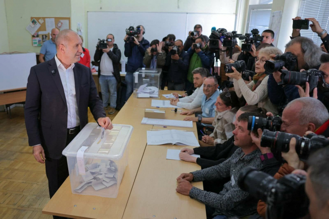 Вибори у Болгарії: лідирує партія проросійського експрезидента Радєва (оновлено)