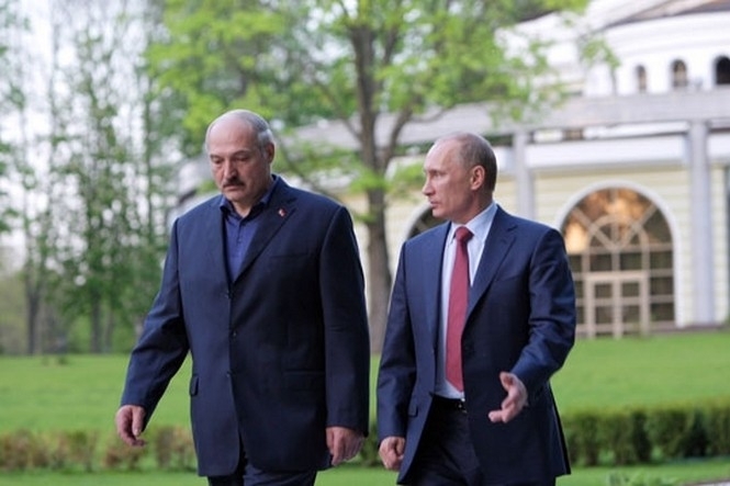 путін шантажує лукашенка для відкриття