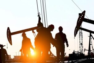 Ціна на нафту впала нижче позначки у 75 доларів за барель