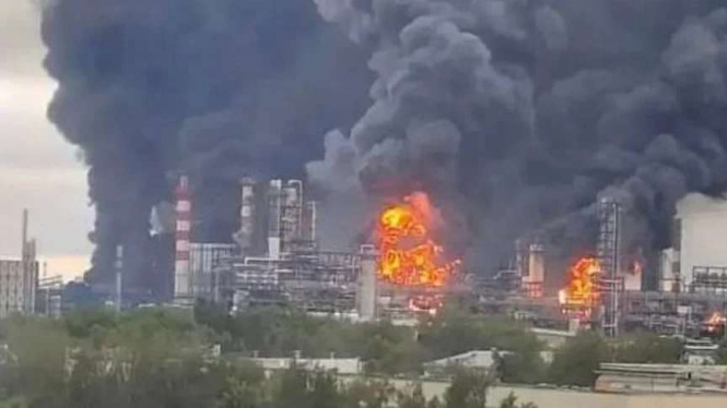 Дві атаки на московський НПЗ вивели з ладу обидві установки, що забезпечують 100% первинної переробки нафти