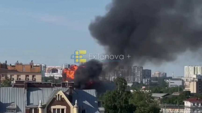 У Санкт-Петербурзі горить ангар із хімічними реагентами на заводі