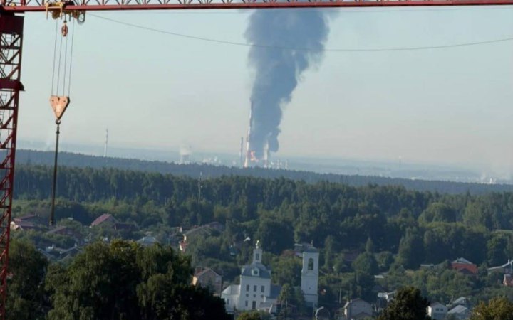 Після атаки українських дронів зупинився один із найбільших НПЗ Росії, – Reuters