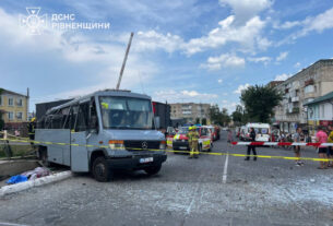 Біля Рівного потяг зіткнувся з маршруткою