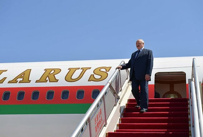 лукашенко раптово полетів до рф на переговори з путіним