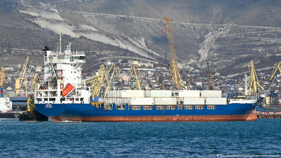 Київ: Українські дрони потопили судно РФ та уразили три НПЗ