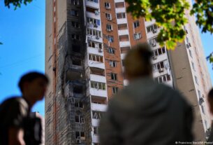 Атака РФ на Київ: горять склади біля ЖК і 9-поверхівка