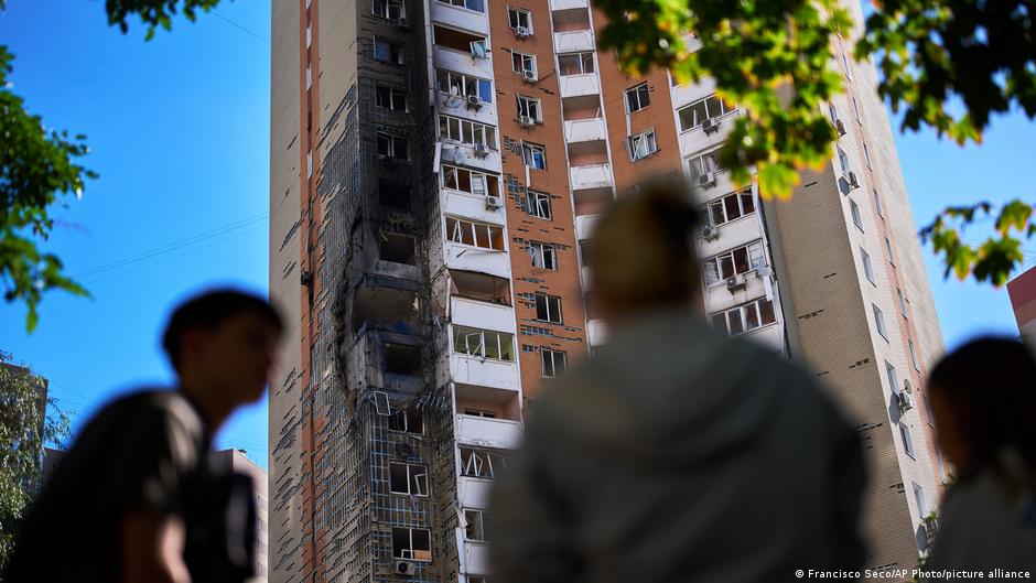 Атака РФ на Київ: горять склади біля ЖК і 9-поверхівка