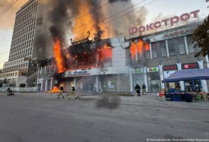 РФ вдарила по торговельному центру у Дніпрі, є поранені