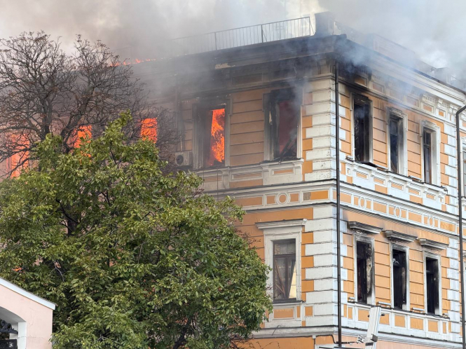 У центрі Києва російський дрон влучив у будівлю НАН України, є жертва (оновлено)